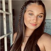 Porofesora de repaso para niños de primaria